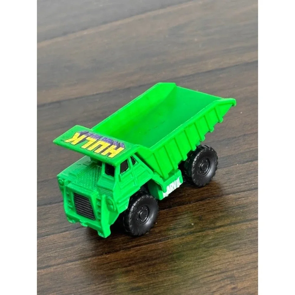 Maisto Marvel Incredible Hulk 2000 Chevrolet SSR 1/36 & Dump Truck Diecast Lot